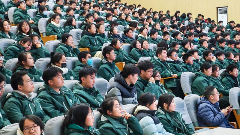 探秘AI人脸识别 点亮少年科创梦想—外国语学院联合人工智能学院赴蚌埠中学开展科普课程...