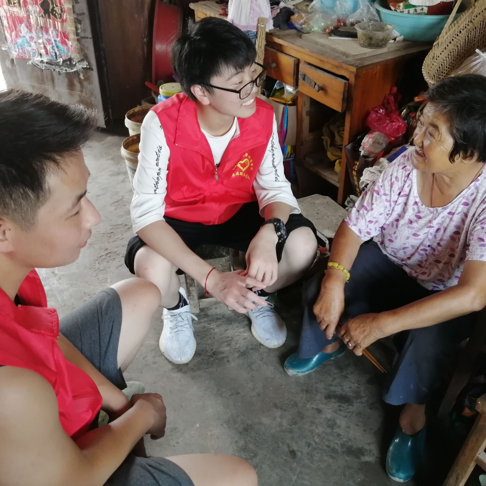 关爱孤寡老人—助力乡村防汛志愿服务正在进行