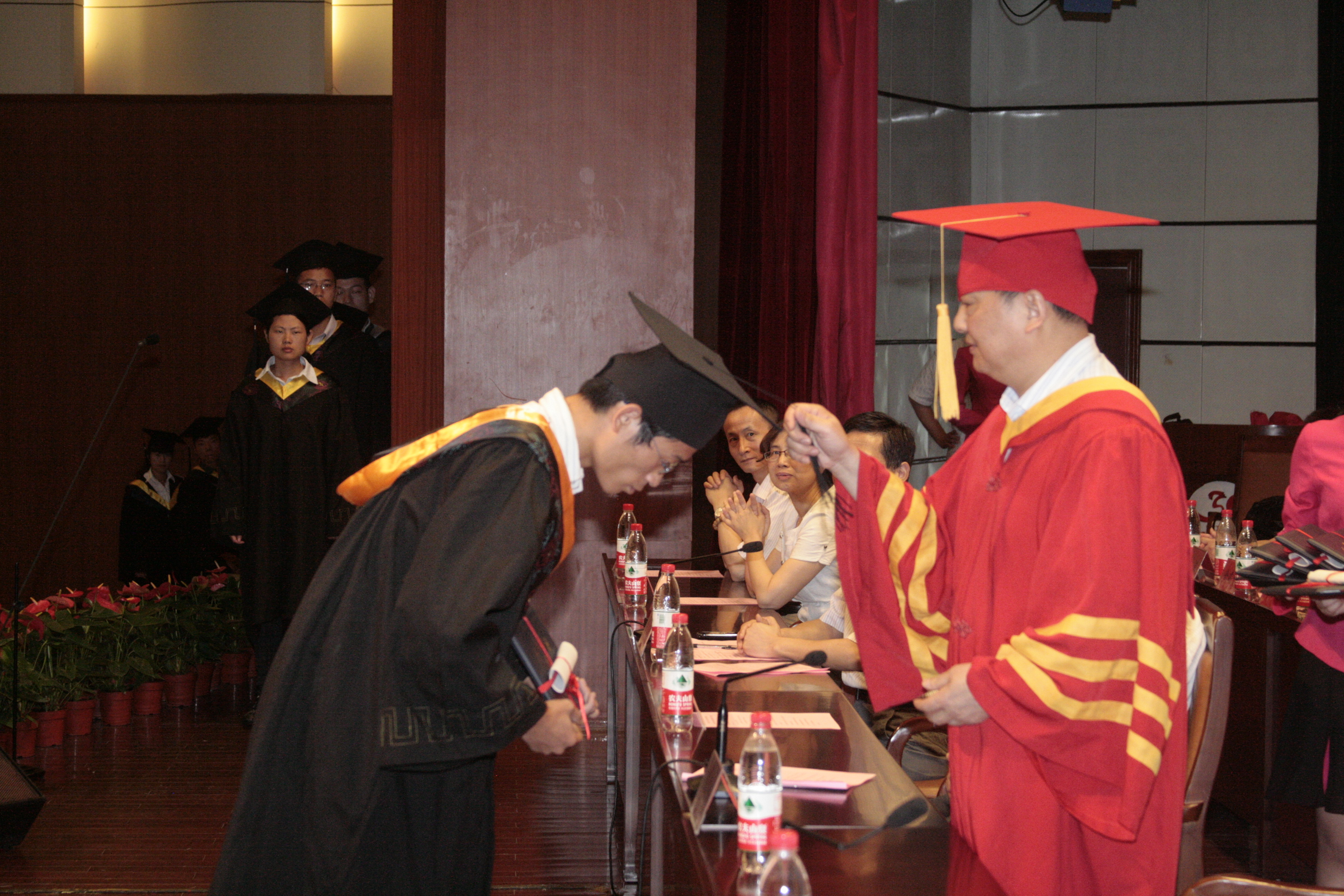 干洪校长为获得学士学位学生代表扶正流苏