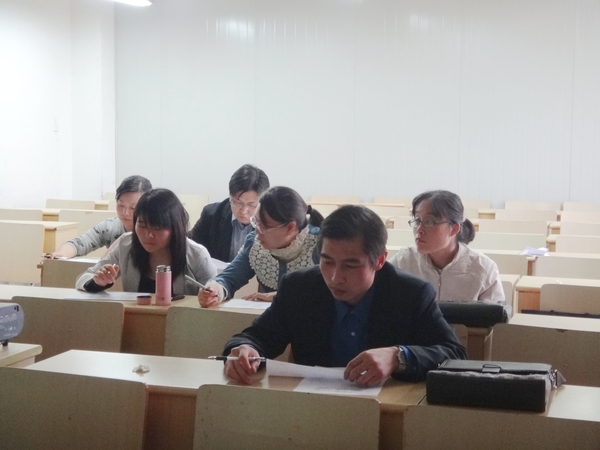 答辩评委组老师现场工作