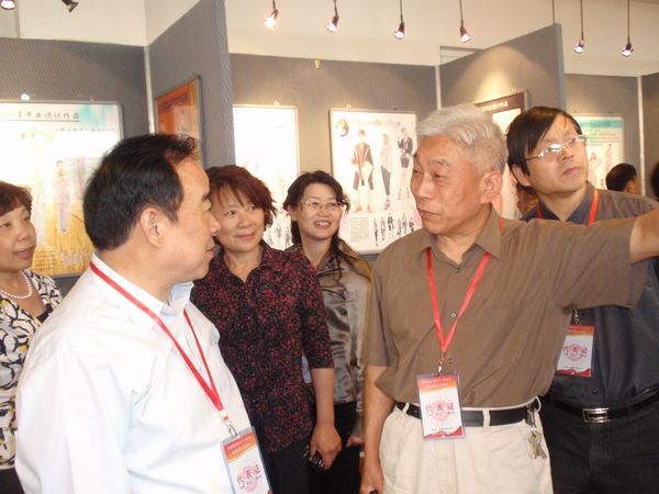 代表们参观仿佛学院