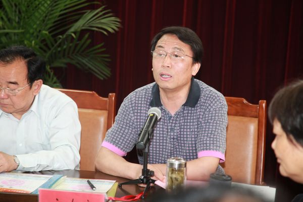 校党委副书记副校长、校关工委主任方友实主持会议