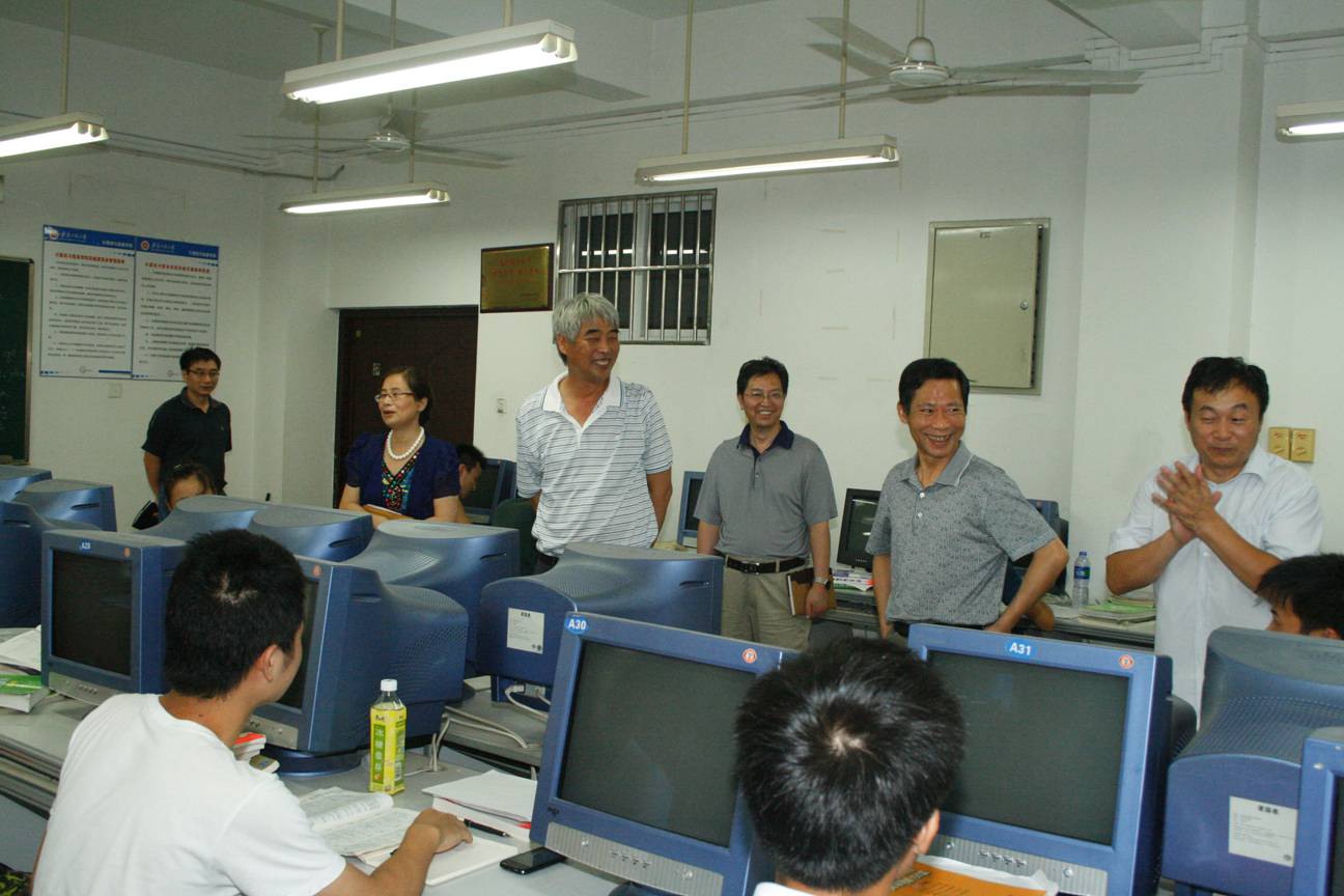 校党委书记陈其工一行走访慰问暑期工作学习的师生