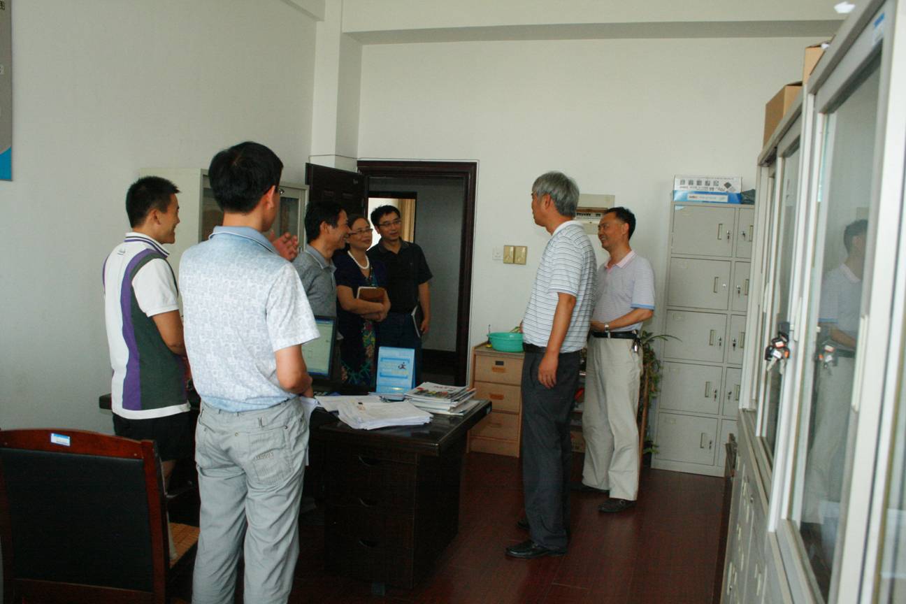 校党委书记陈其工一行走访慰问暑期工作学习的师生