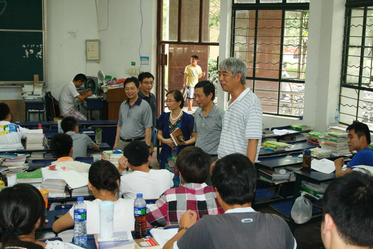 校党委书记陈其工一行走访慰问暑期工作学习的师生