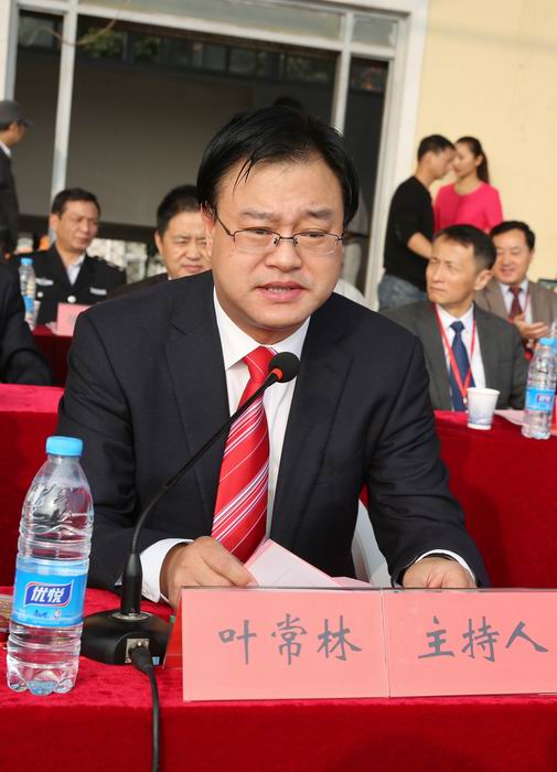 副校长、校体委主任叶常林主持开幕式