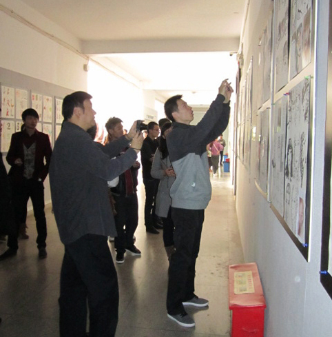 与&ldquo;字汇&rdquo;展配套展出的由我院王军老师指导的素描、色彩基础课程教学成果，引起了北京两位专家极大的兴趣，并给予了高度的评价。