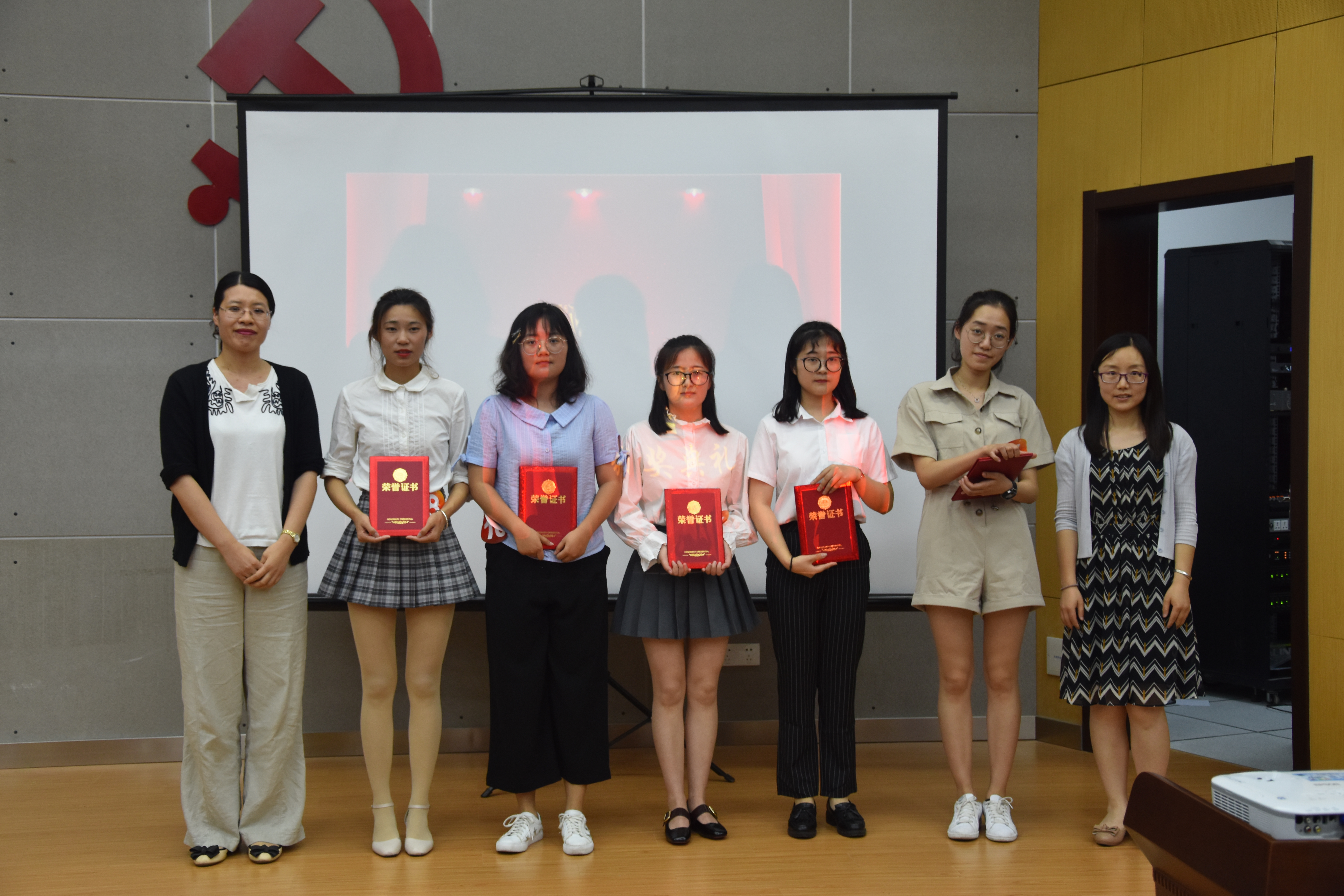 经过激烈比拼,最终外国语学院的汪珊,陈兆莉,余燕萍