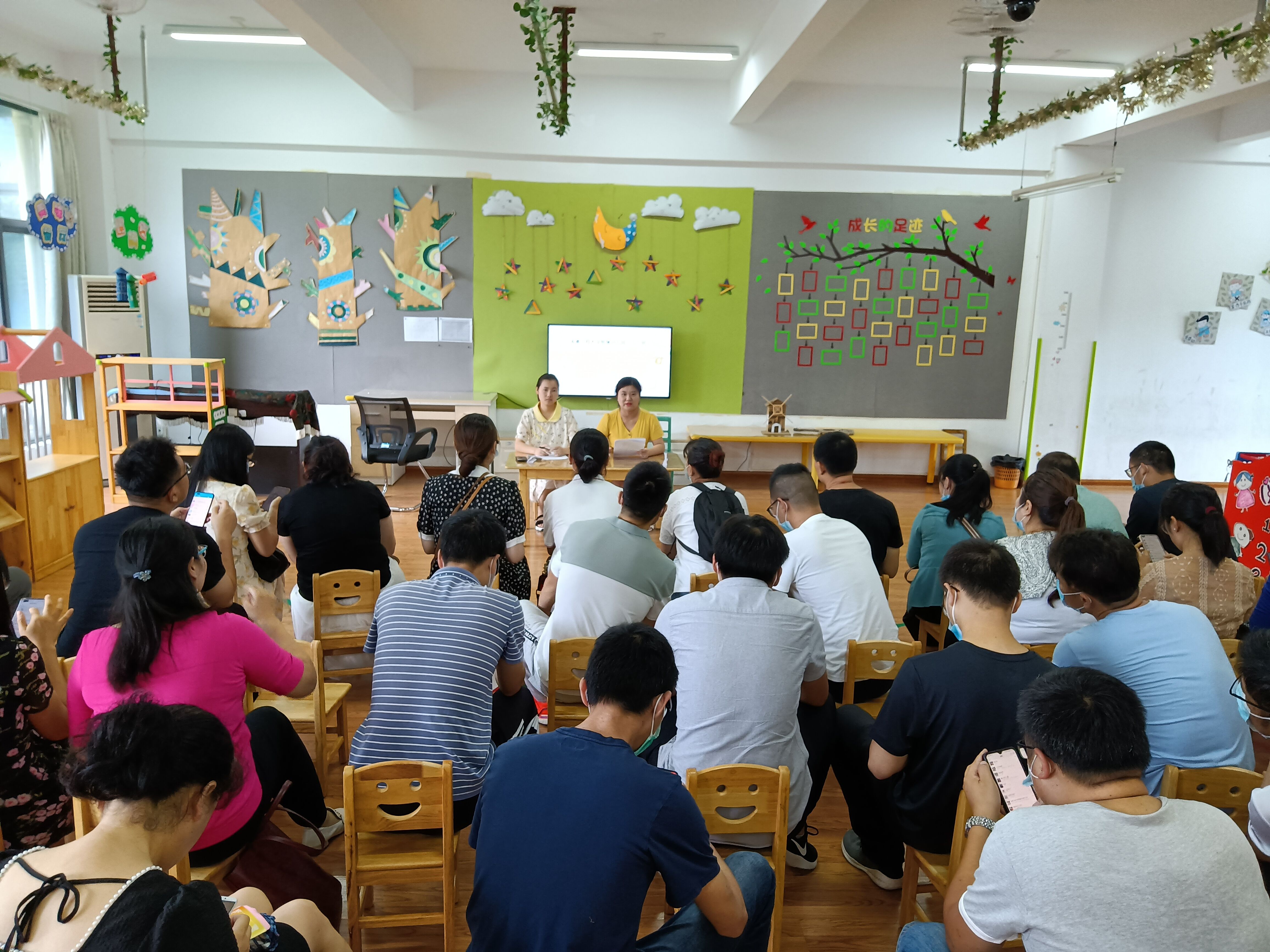 学校附属幼儿园召开2021级新生家长会