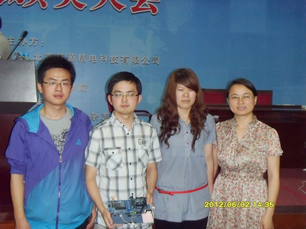 参赛选手与指导老师在现场合影