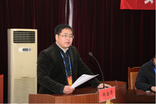 后勤服务集团总经理魏长顺作工作报告