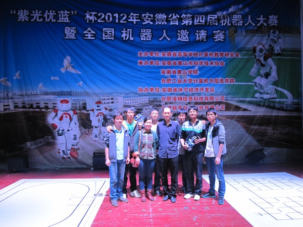 参赛选手和带队老师合影