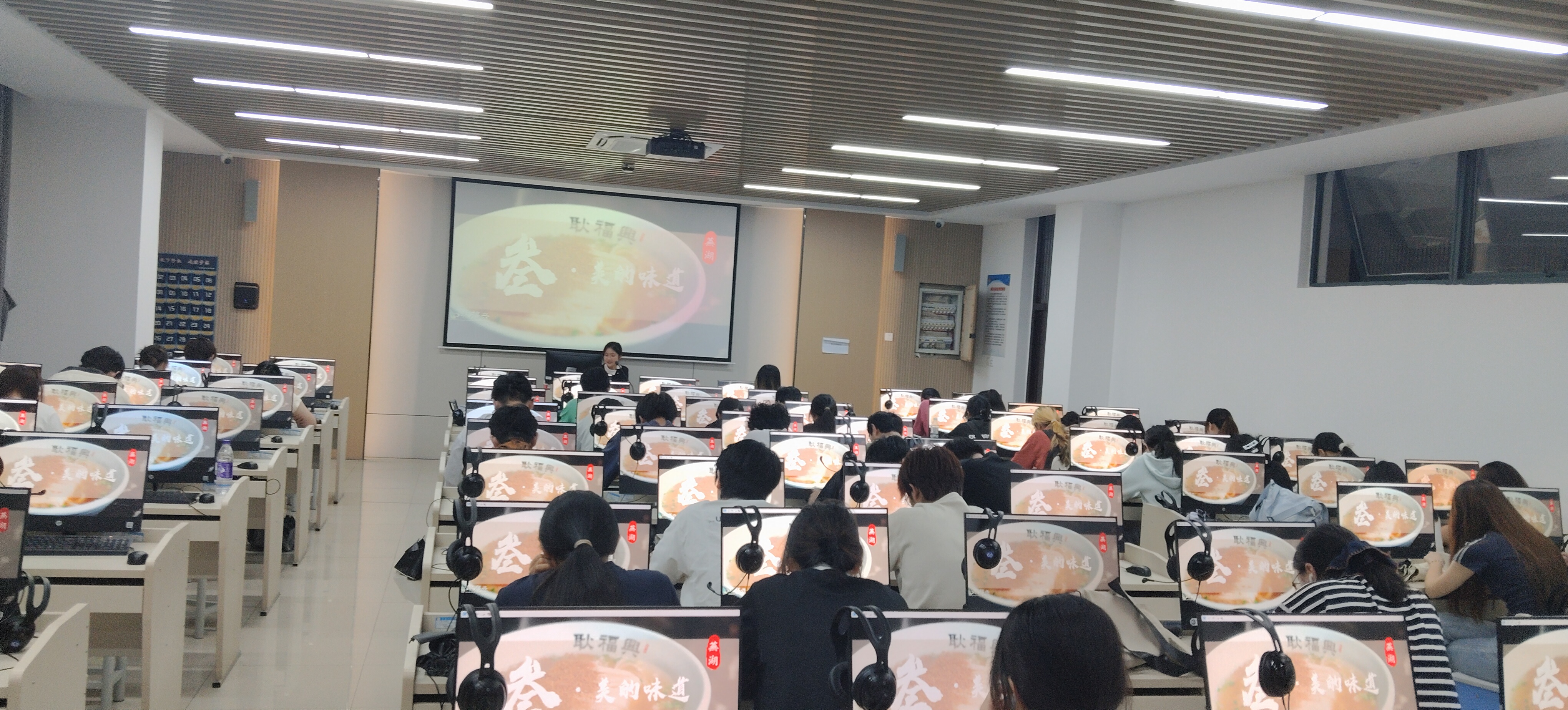 榜样引航润学子 社区文化启新程 ——外国语学院举办优秀校友专题讲座
