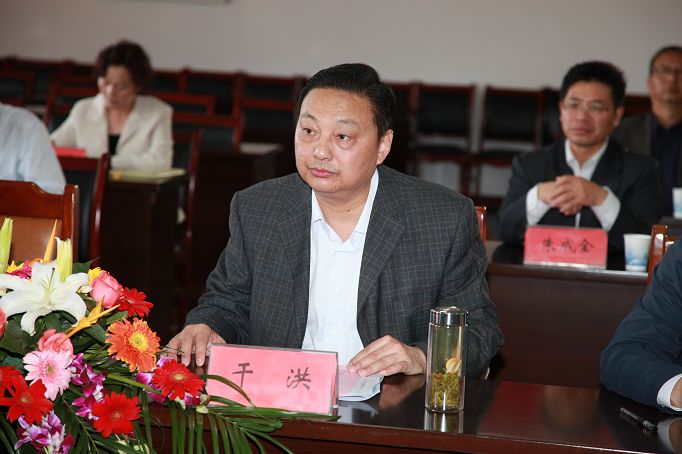 党委副书记、校长干洪主持汇报会